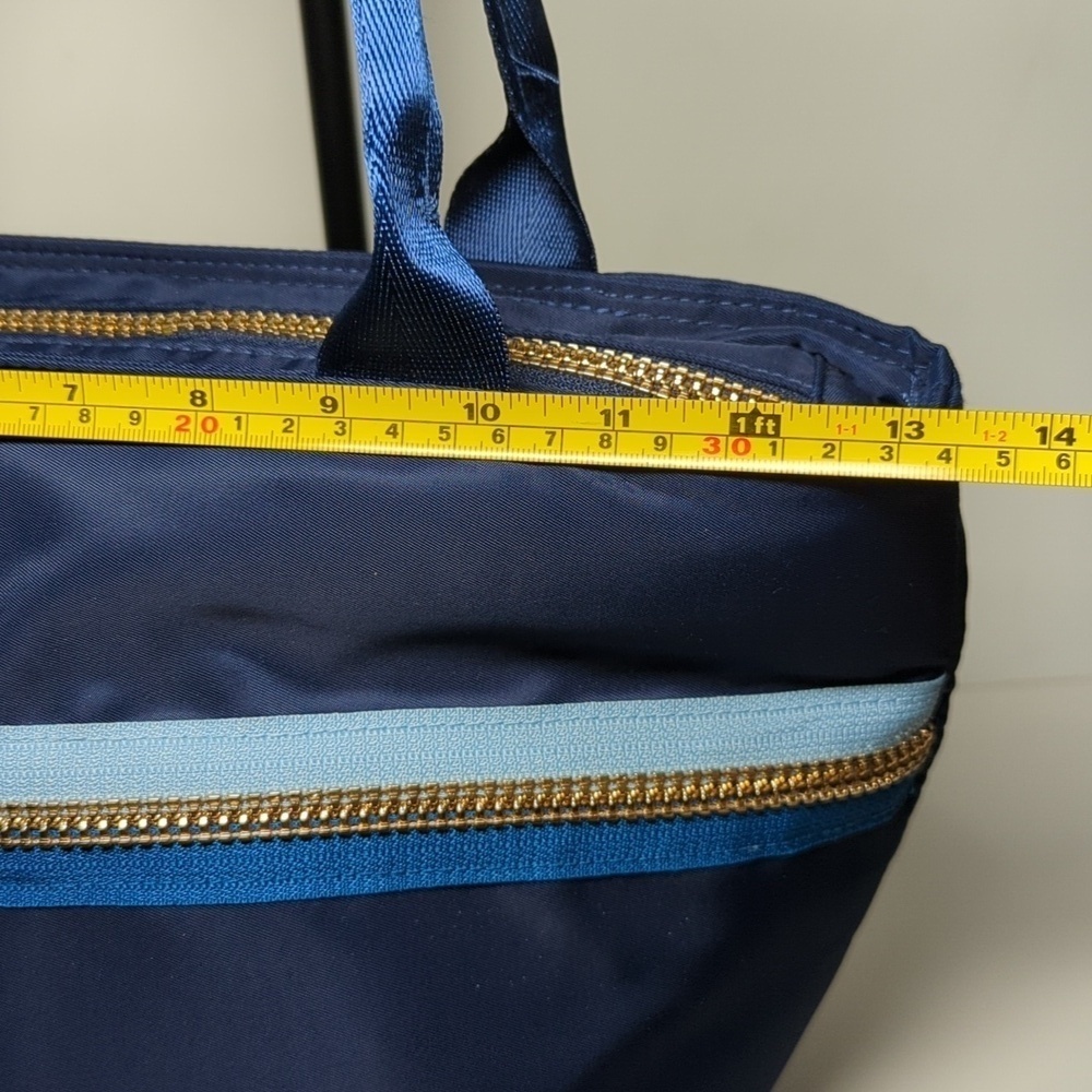 NWOT Adrienne Vittadini insulated lunch tote with three-piece container set - Picture 5 of 12